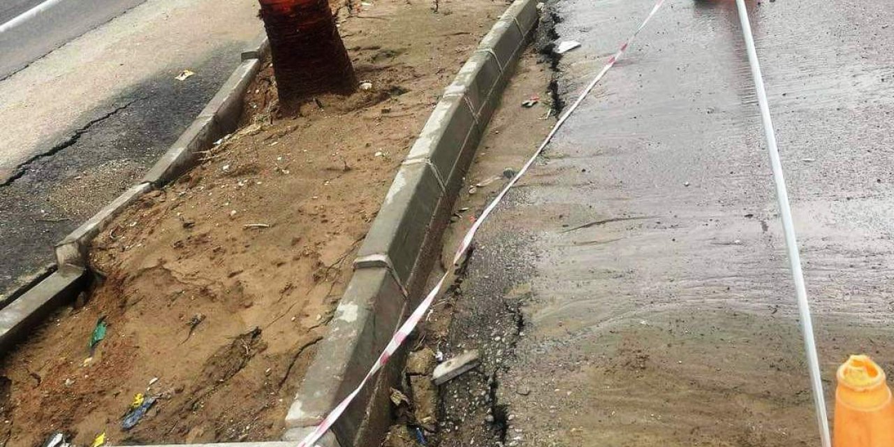 Cizre’de yaşanan sel yollarda tahribata neden oldu