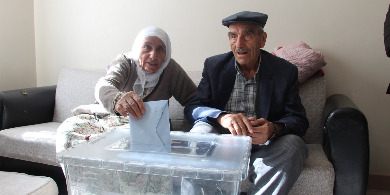 Şırnak'ta Seyyar sandık,yaşlı ve yatalak seçmenlerin ayağına gitti