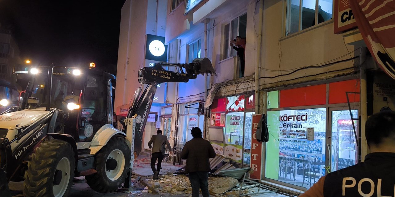 Çöken CHP balkonunda düşen ilçe başkan yardımcısı öldü