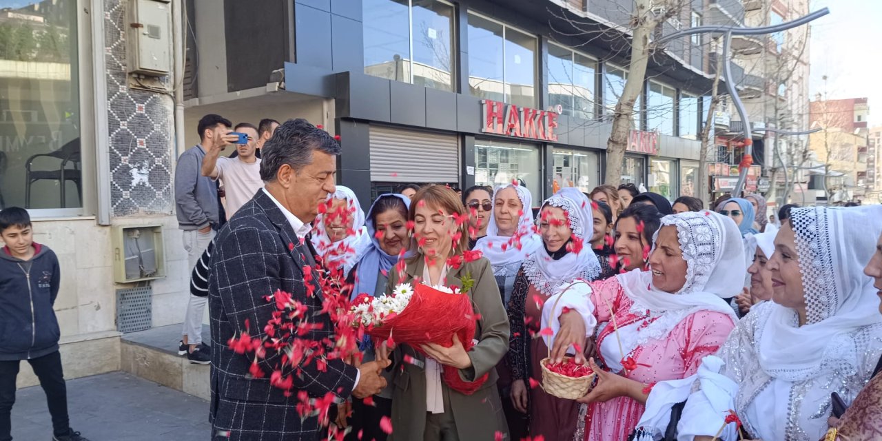 Şırnak’ta AK kadınlar Başkan Yarka’yı tebrik etti