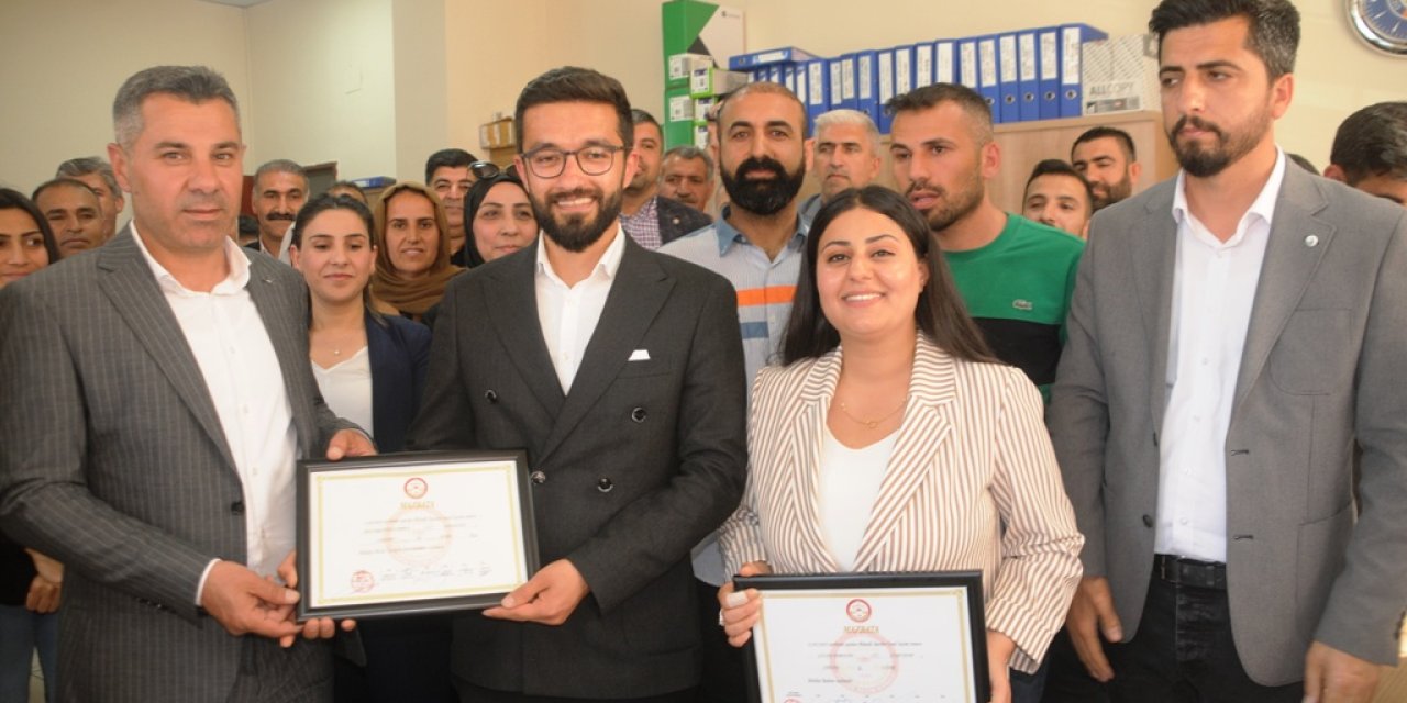 Cizre Belediye Eş Başkanları Güler Yerbasan ve Abdurrahim Durmuş mazbatasını aldı