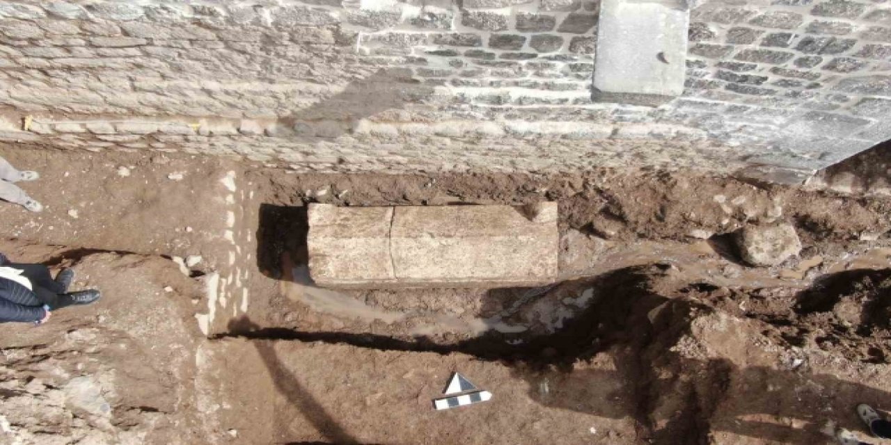 Diyarbakır'ın 12 bin yıllık lahit mezar bulundu
