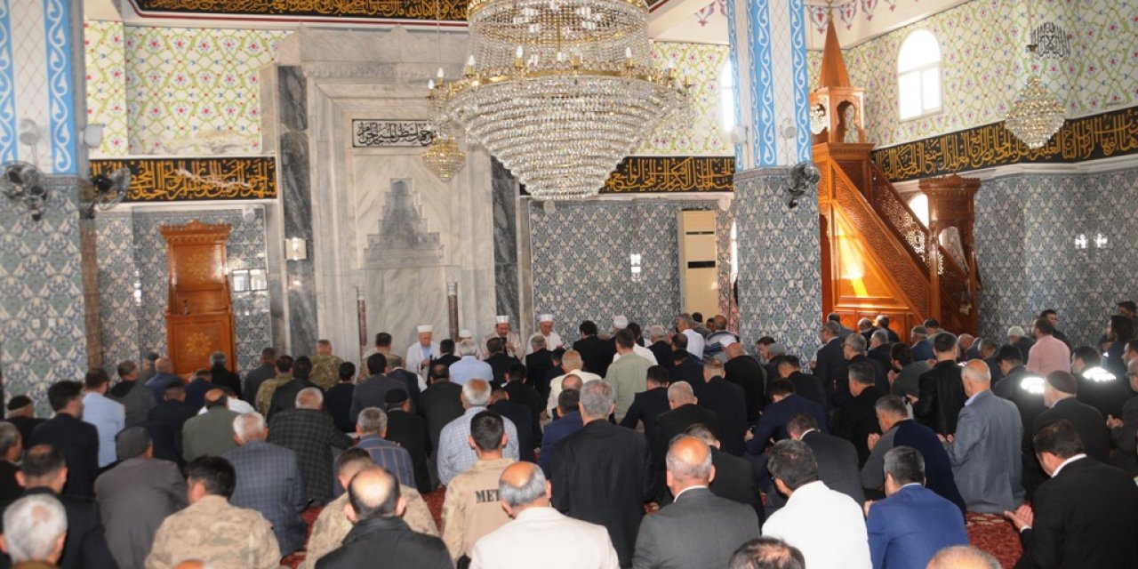 Cizre’de Şehit Polisler için Mevlüt okutuldu,Şehitler anıtına karanfil bırakıldı