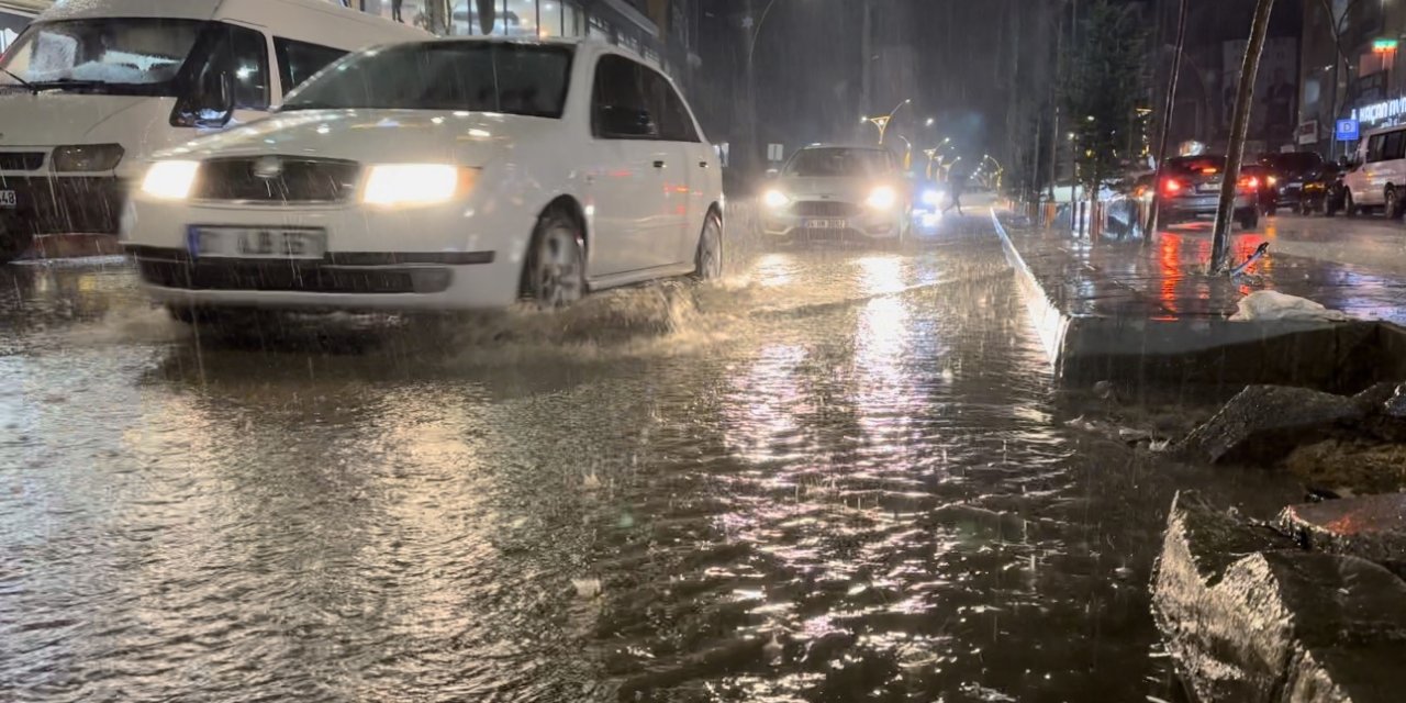 Sağanak yağış Yüksekova'da cadde ve sokakları göle çevirdi