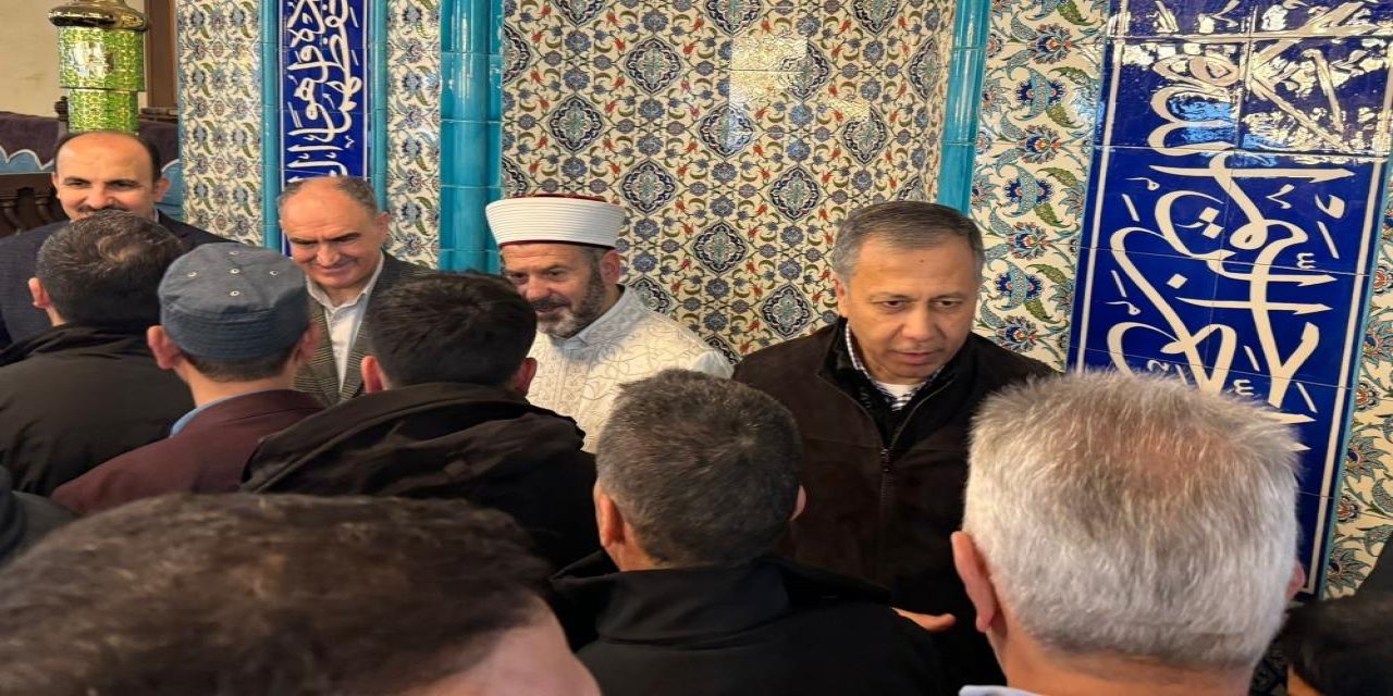 İçişleri Bakanı Yerlikaya bayram namazını Konya'da kıldı