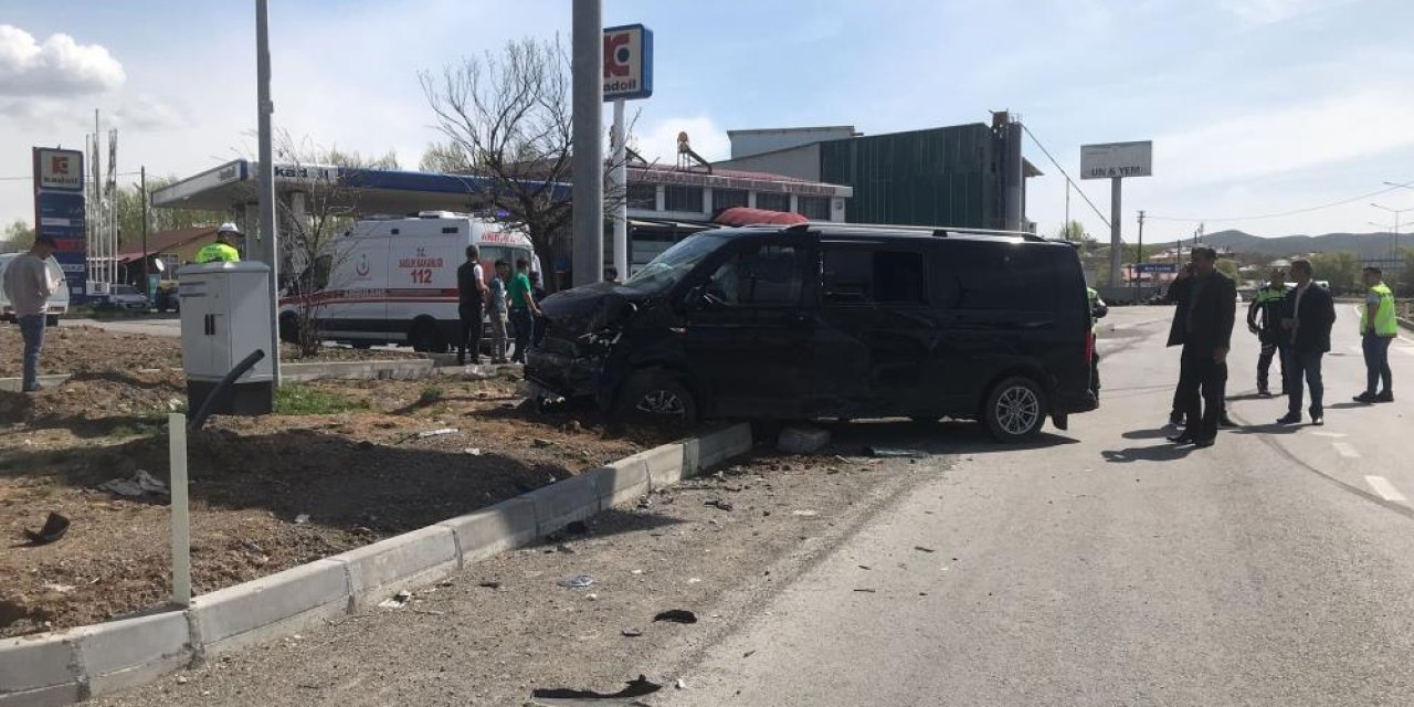 Bingöl’de minibüs ve ticari araç çarpıştı: 15 yaralı