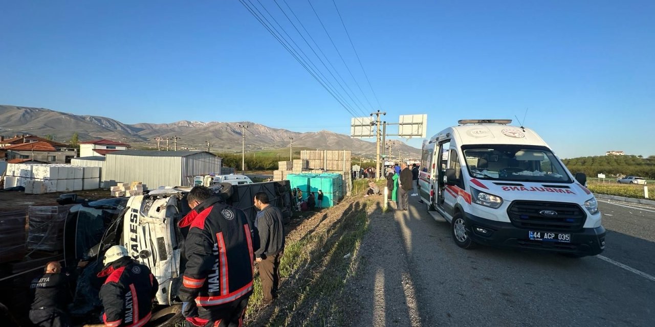 Malatya’da otomobil ile çarpışan yolcu otobüsü devrildi: 1'i ağır 22 yaralı
