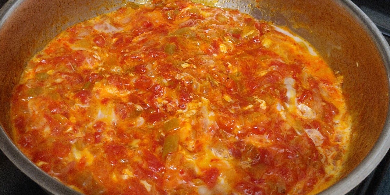 Tazecik domateslerle yapabilirsiniz. İşte lezzetli menemen hazırlamanın bilinmeyen püf noktaları