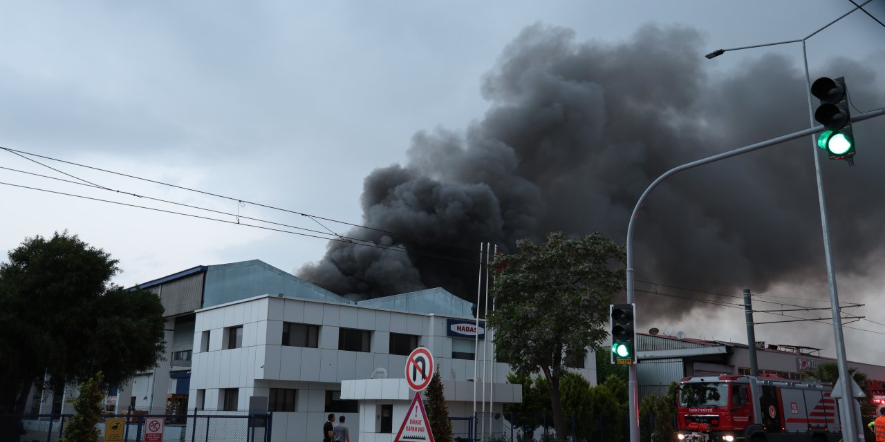 İzmir’de iki ayrı fabrikada yangın. İtfaiye ekipleri söndürme çalışması başlattı