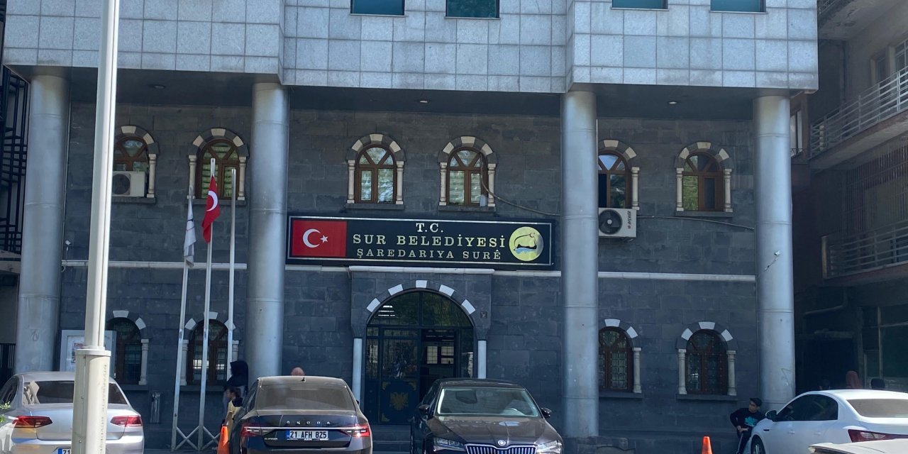 Sur Belediyesinde Atatürk ve Erdoğan'a Yönelik Hakaret İddiasıyla Soruşturma Başlatıldı