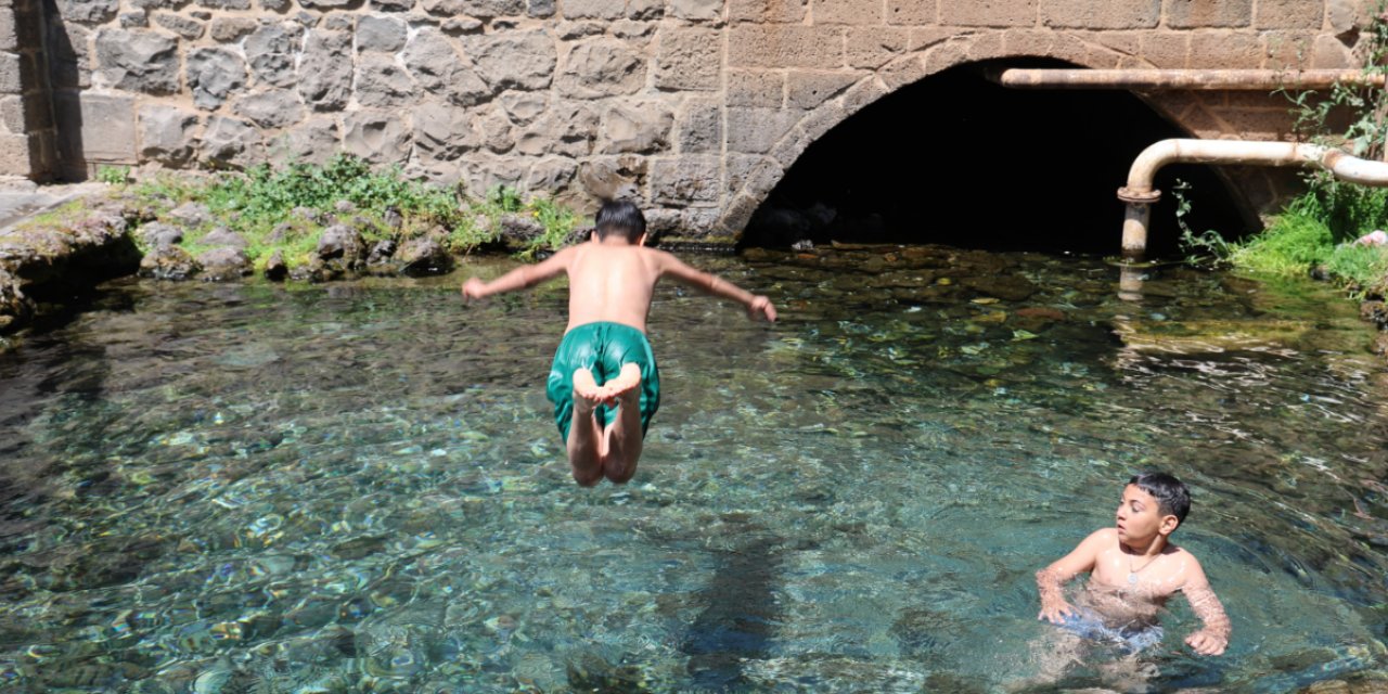 Diyarbakır'da Havalar Isındı: Çocuklar Serinlik İçin Süs Havuzlarına Akın Etti