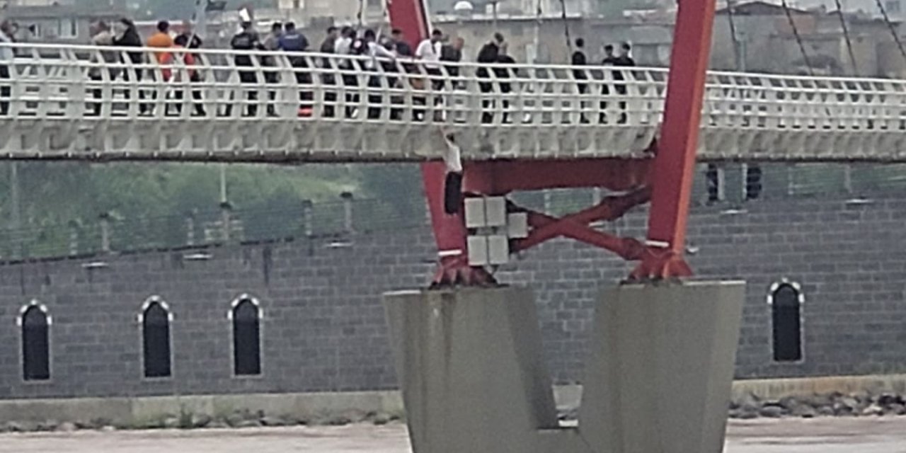 Cizre İsmail Ebul-iz El Cezeri Asma Köprüsünde intihar girişimi