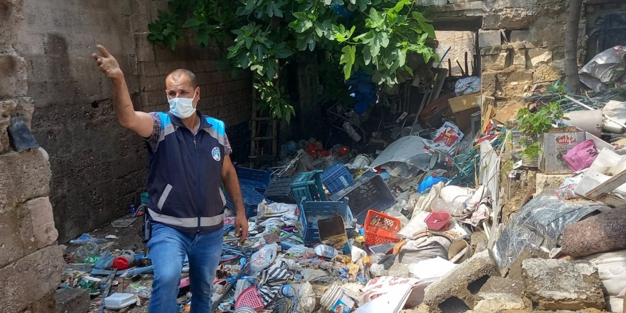 Birecik'te Yaşlı Kadının Evinden 3 Kamyon Çöp Çıkarıldı