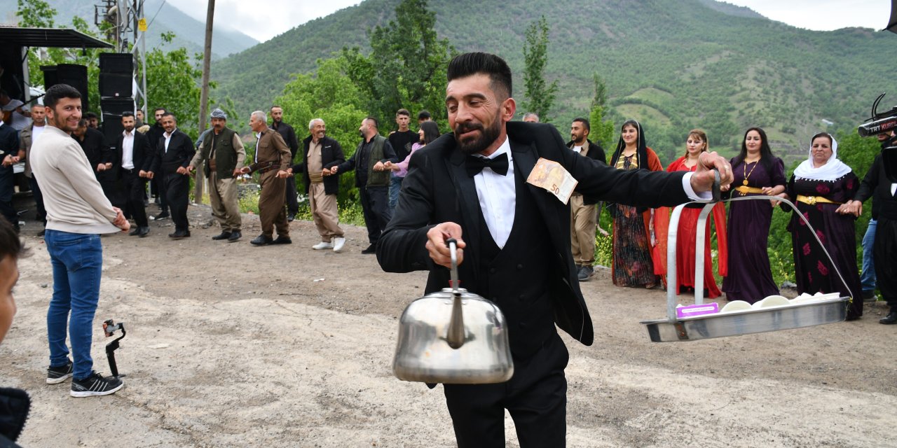 Şırnak'ın  fenomen çaycısı kendi düğününde davetlilere çay şovu yaptı
