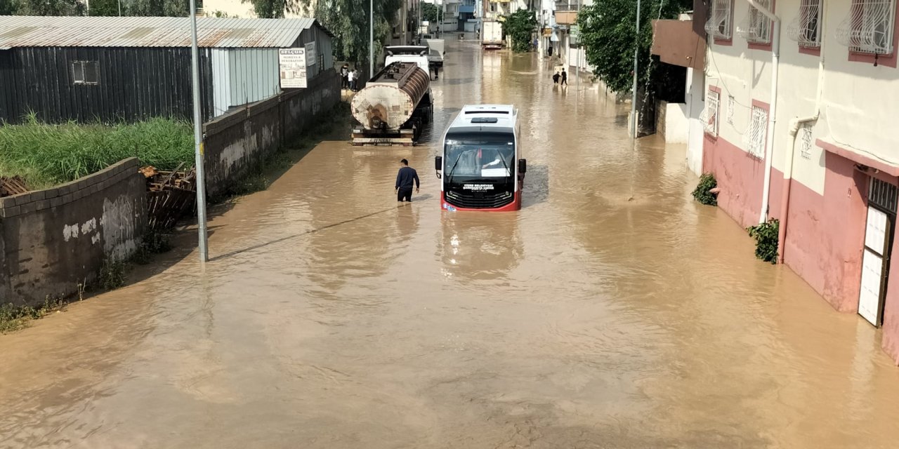 Cizre'de Aniden Bastıran Şiddetli Yağmur, Hayatı Olumsuz Etkiledi: Bazı Sokaklar Dereye Döndü