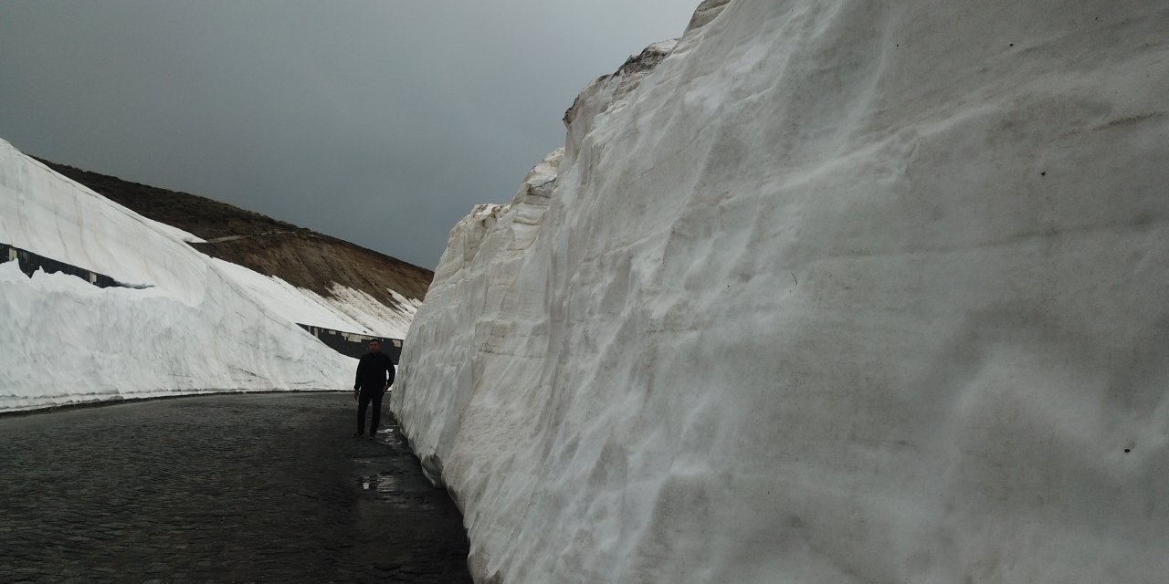 Tatvan'da  Mayıs'ta bile kar kalınlığı 5 metreyi buluyor
