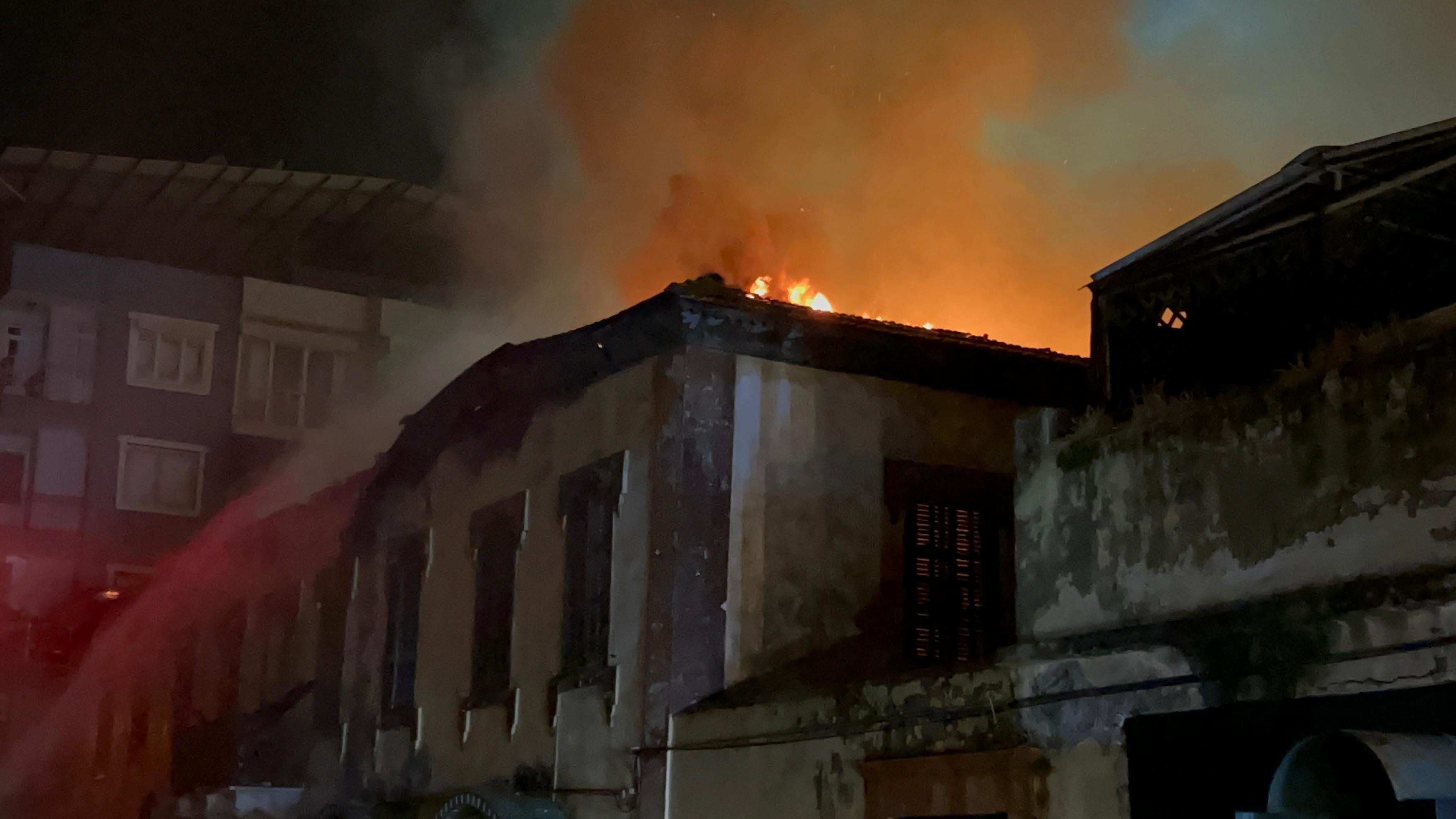 Depremin yıkamadığı binayı yangın kül etti