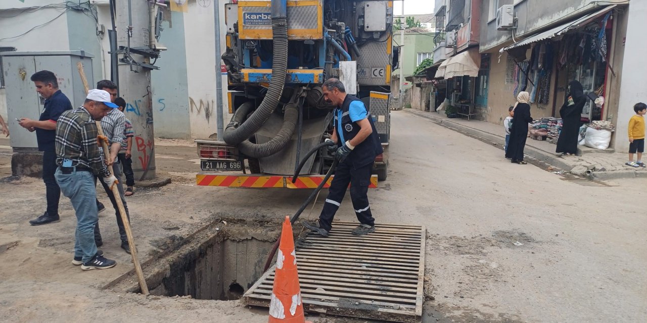 Diyarbakır Büyükşehir Belediyesi ekipleri,Cizre’yi temizledi