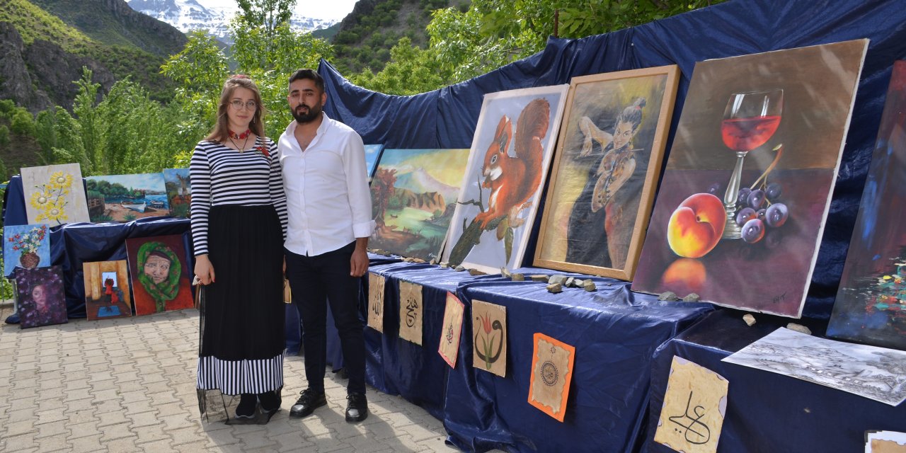Şırnak'ta Sanat Rüzgarı: Ressam Çiftin Eserleri Köy Meydanında Sergilendi