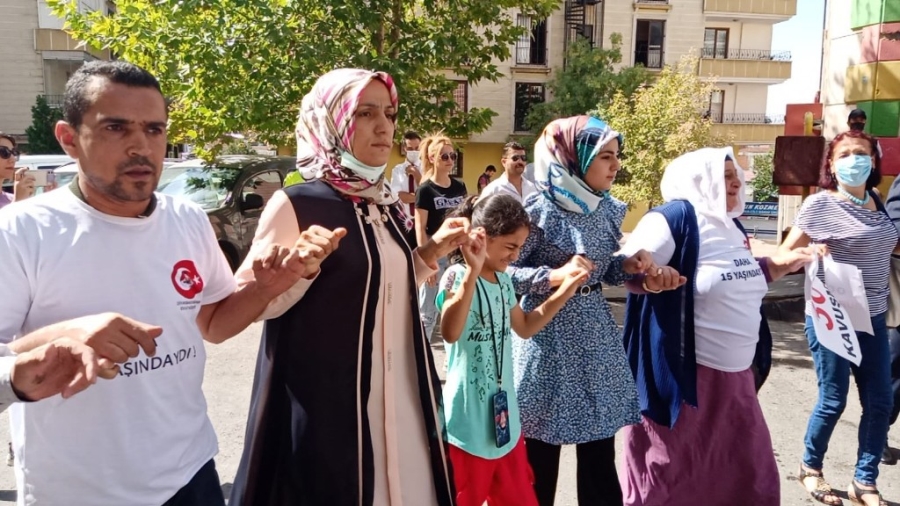 Oğlu teslim olan anne, HDP il binası önünde kurban kesip davul zurna eşliğinde halay çekti