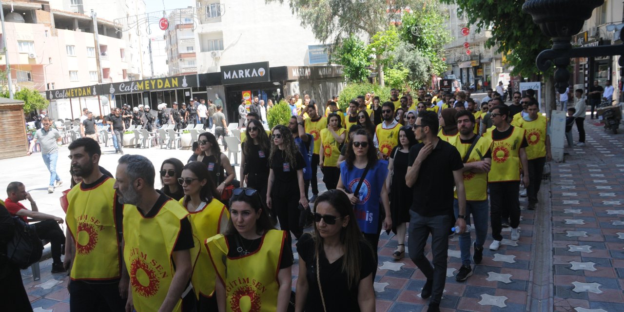 Cizre’de eğitimciler ”Öğretmene Şiddeti” sessiz yürüyüş ile tepki gösterdi