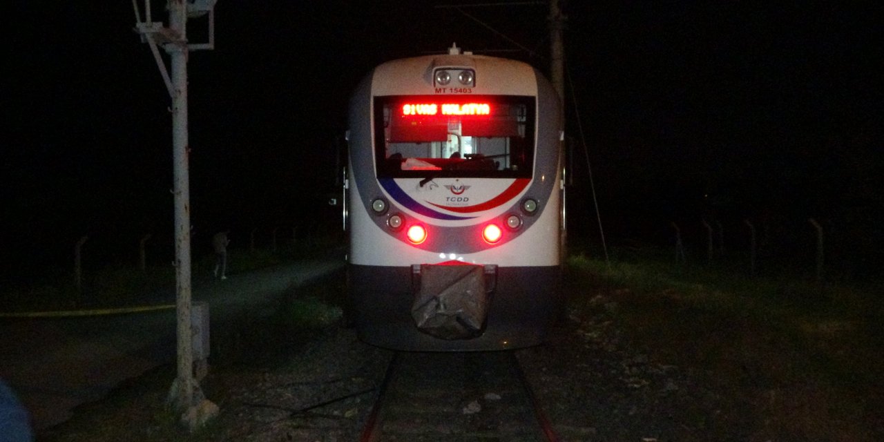 Trenin altında kalan otomobil 200 metre sürüklendi:1 ölü