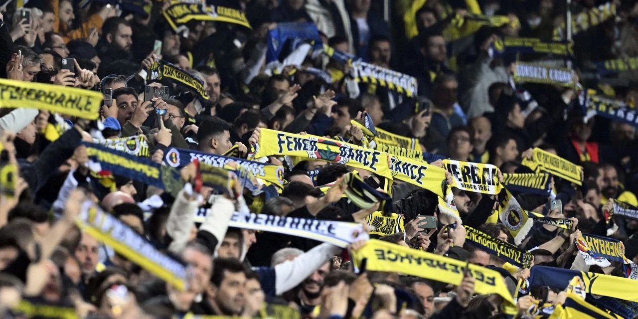 Fenerbahçeli taraftarlardan büyük tepki! Kadıköy'de 'yönetim istifa' sesleri