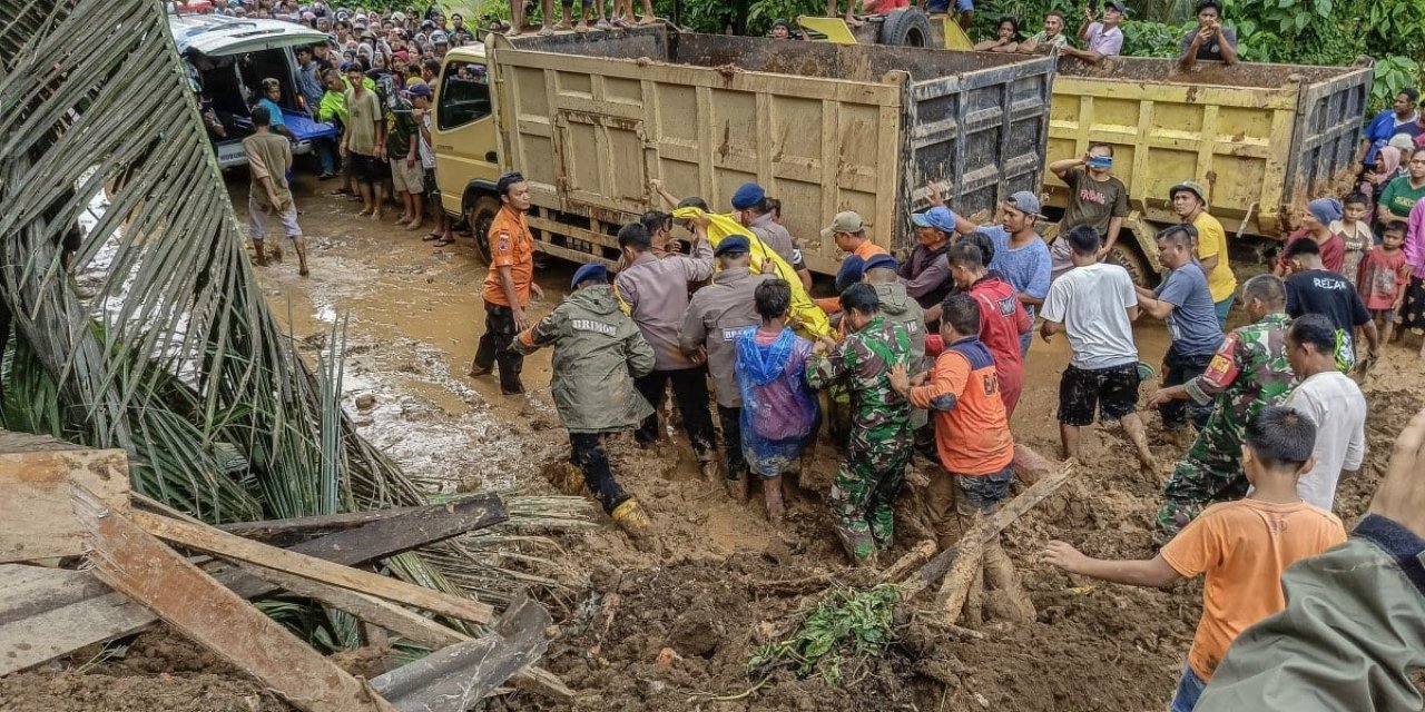 Endonezya’da sel ve toprak kayması:  37 ölü