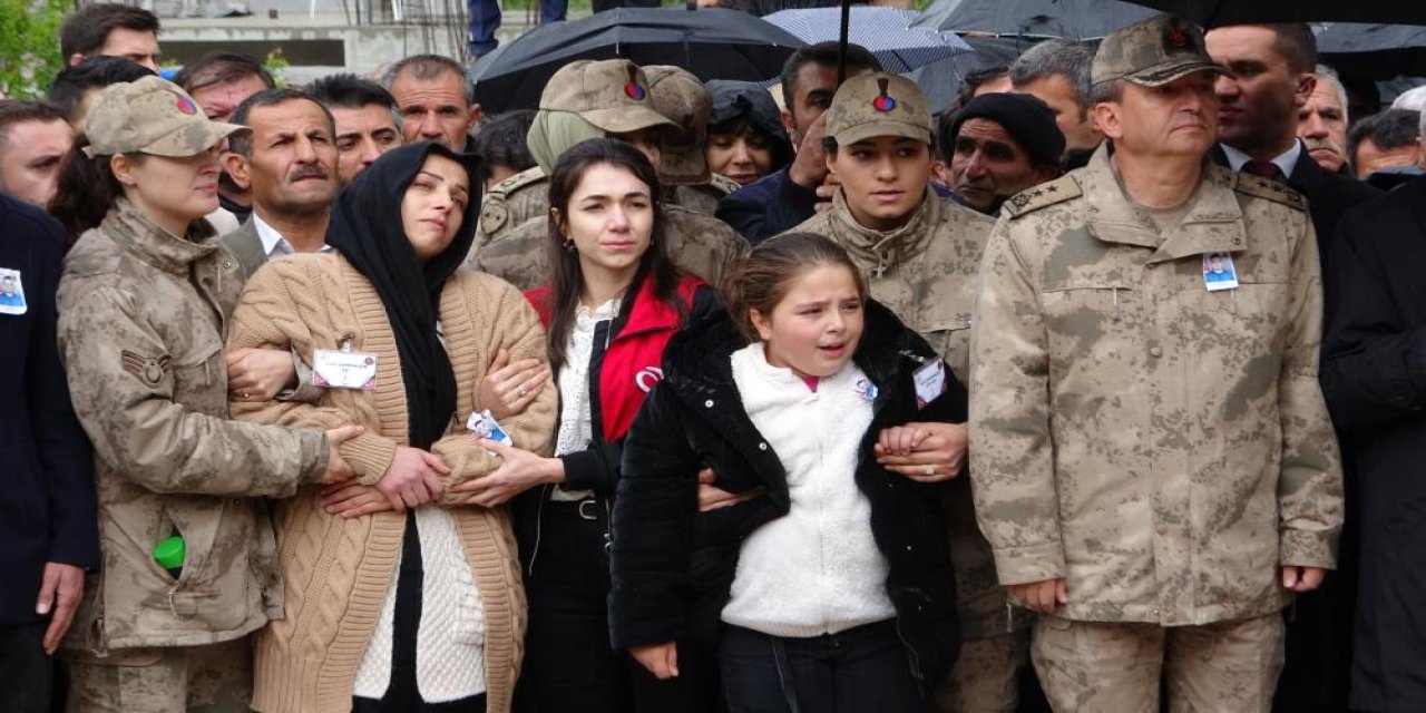 Yıldırım düşmesi sonucu hayatını kaybeden güvenlik korucusu gözyaşları arasında toprağa verildi