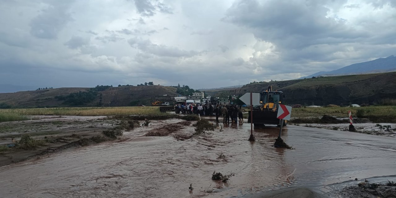 Kapanan Kumçatı-Cizre Karayolu  Ekiplerin Yoğun Çabasıyla Yol Yeniden Ulaşıma Açıldı