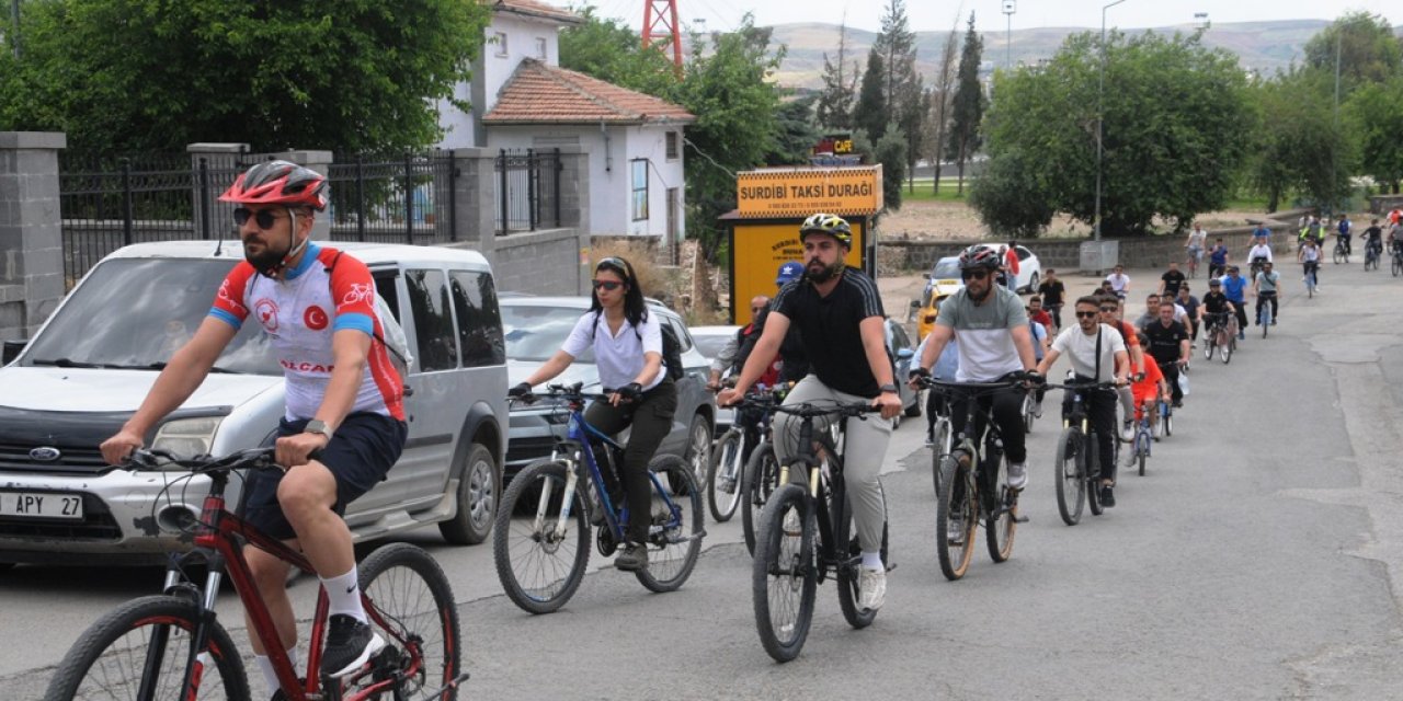 Cizre'de 19 Mayıs Bayramı ve Gençlik Haftasını Bisikletle şehir turu atarak kutladılar