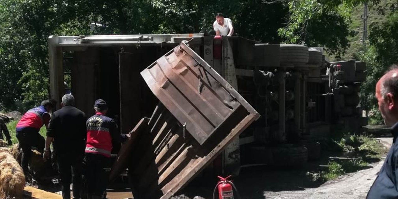 Şırnak'tan Hakkari'ye Giden Tır Devrildi: Onlarca Koyun Telef Oldu