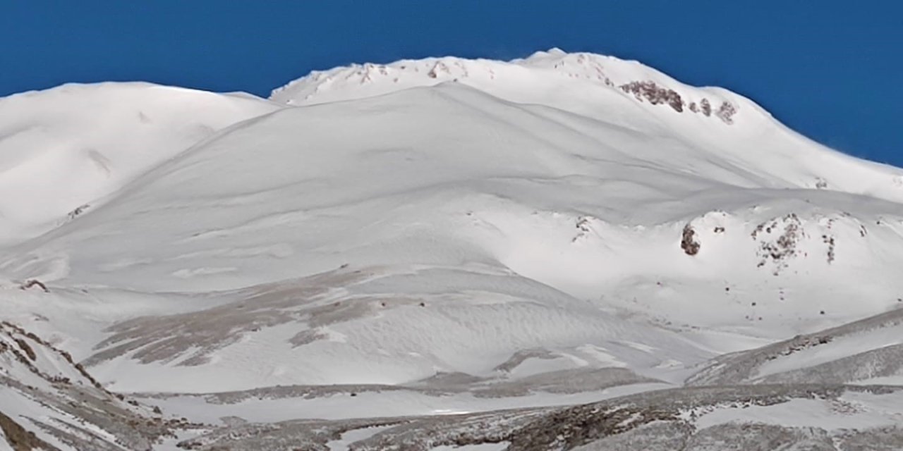 Süphan Dağı Mayıs ayında beyaza büründü