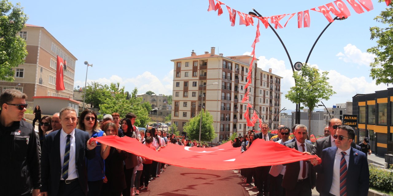 Şırnak'ta 19 Mayıs 300 Metrelik Bayrak Yürüyüşü ile Coşku içerisinde kutlandı