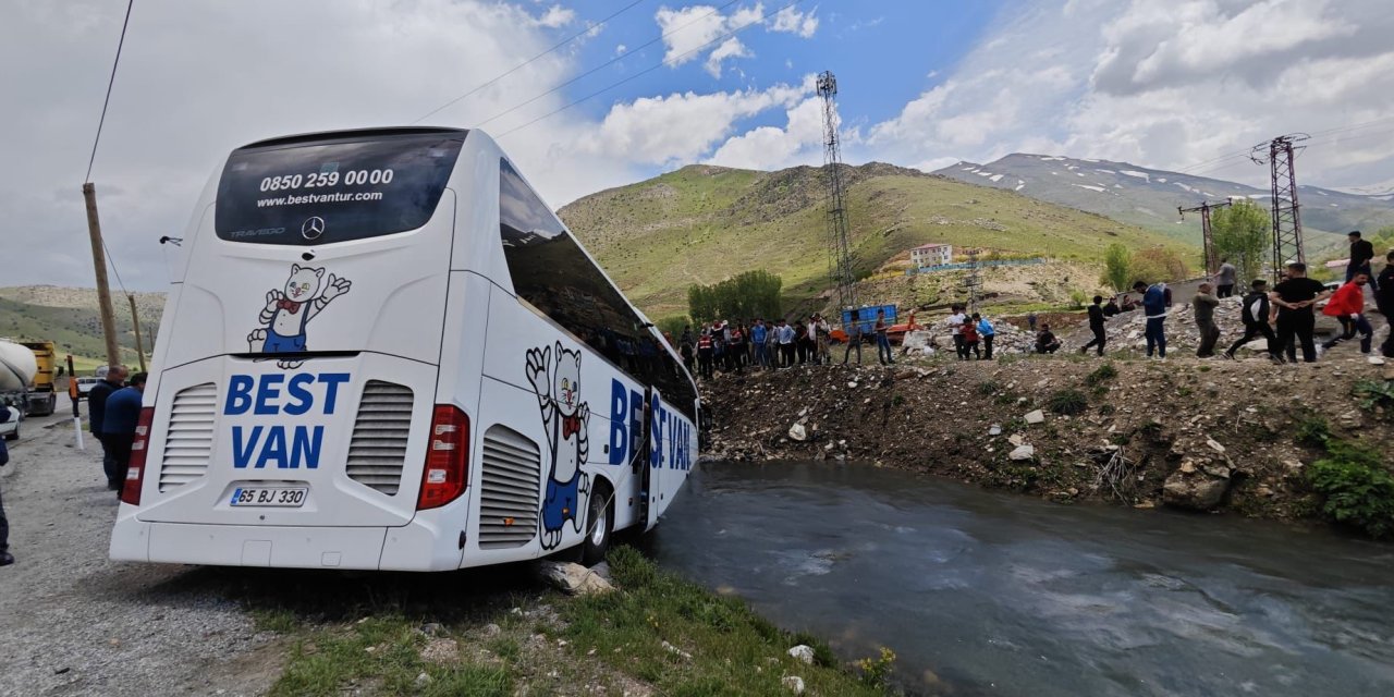 Tatvan'da Feci Kaza: Yolcu Otobüsü Dereye Yuvarlandı