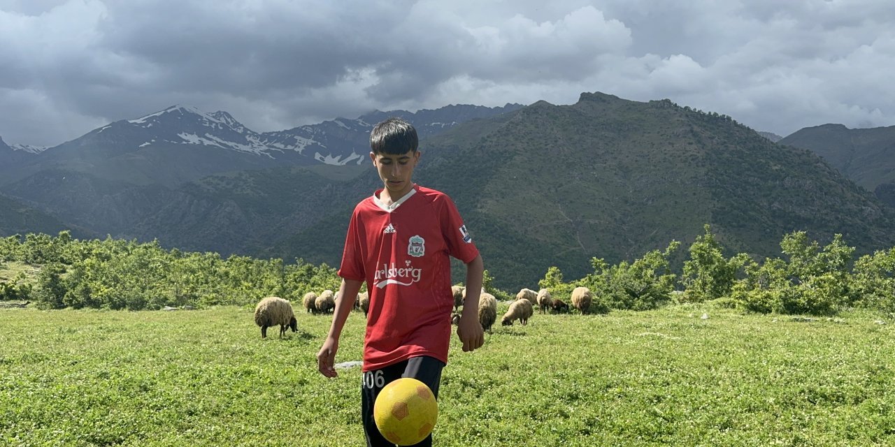 Uludereli çoban çocuğun futbol aşkı: Tek hayali profesyonel futbolcu olmak