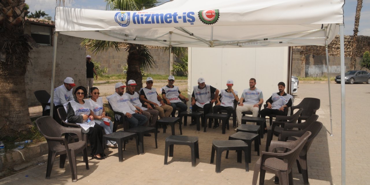 HAK-İŞ Sendikası Cizre Belediyesinin işten çıkardığı işçiler için belediye önünde çadır nöbeti başlattı