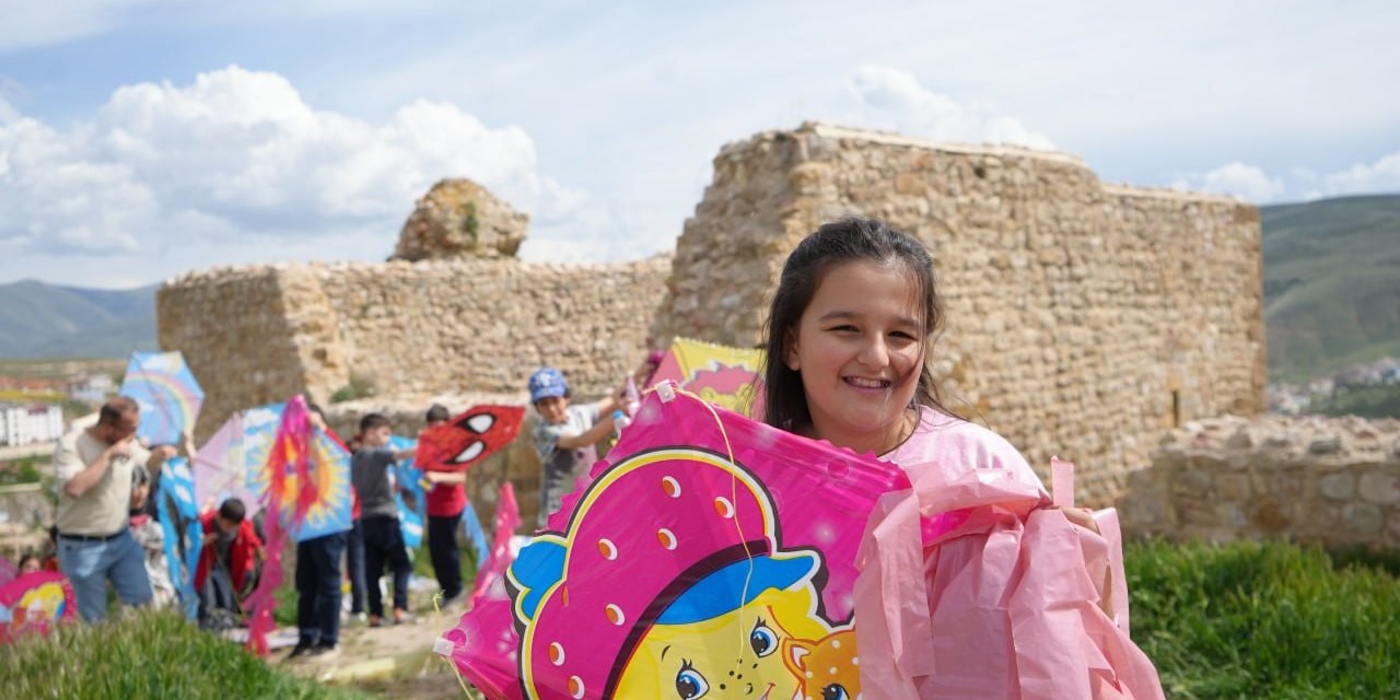 Tarihi kalenin surları öğrencilerin rengarenk uçurtmalarıyla renklendi