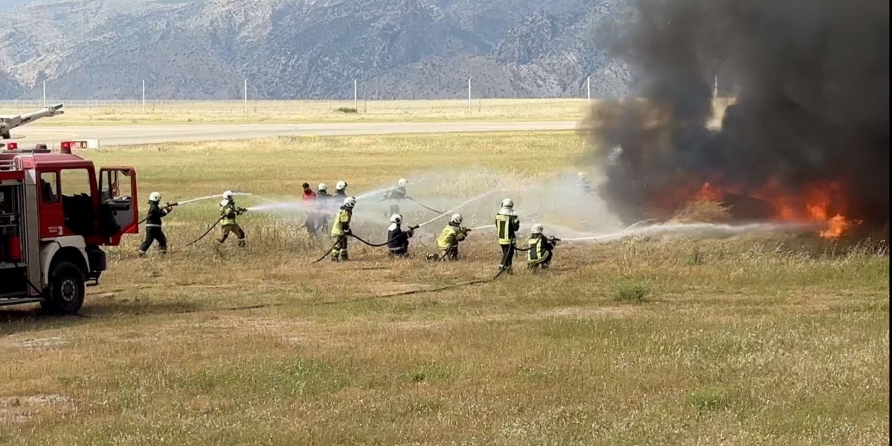 Şırnak Şerafettin Elçi Havalimanı’nda gerçeği aratmayan “Ateşli Yangın Tatbikatı”