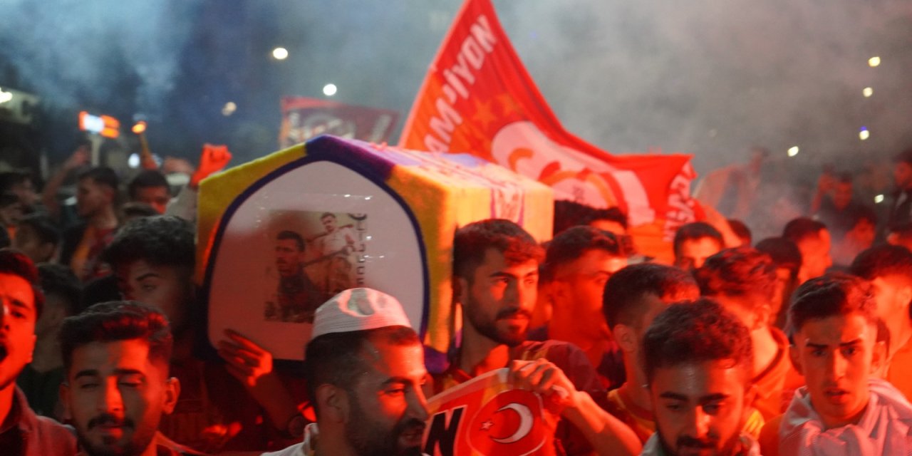 Şırnaklı taraftarlardan tabutlu kutlama