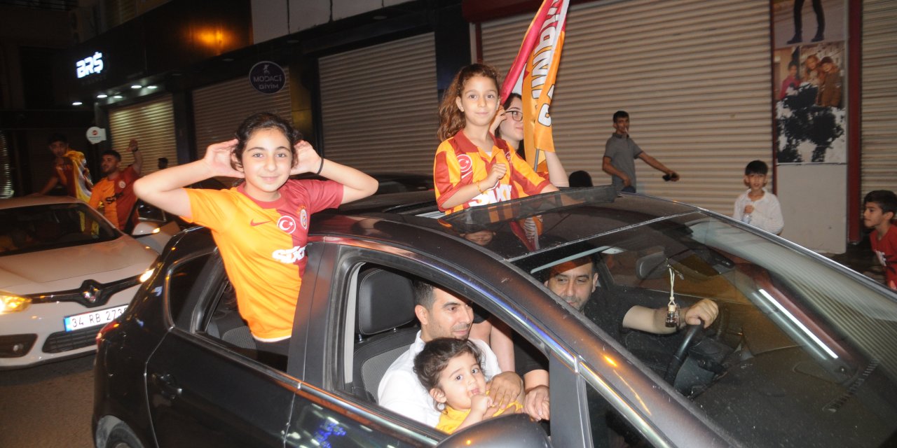 Dursun Özbek: “Taraftarlarımız İstanbul’u sarı-kırmızıya boyasınlar”