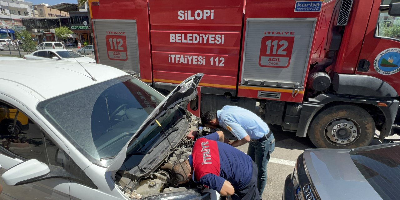 Silopi'de kaputa sıkışan yavru kedi için itfaiye devreye girdi