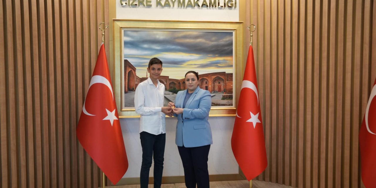 Kaymakam Nazlı Demir, LGS Şampiyonu Öğrenciyi tam altın ile ödüllendirdi