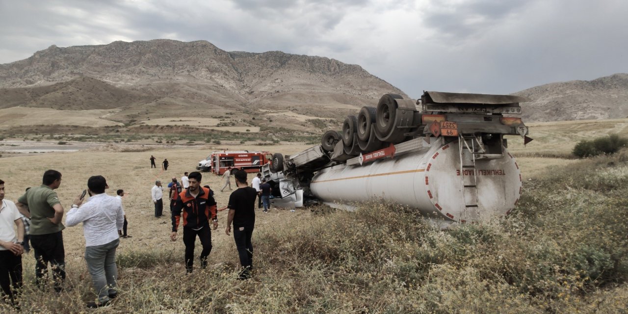 Şırnak'ta petrol yüklü tanker devrildi: 2 yaralı