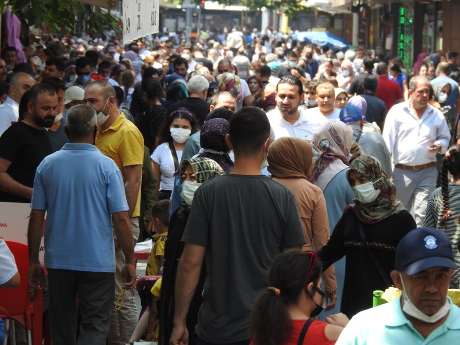 VAKA SAYISININ ARTTIĞI GAZİANTEP’TE CADDELER DOLDU TAŞTI