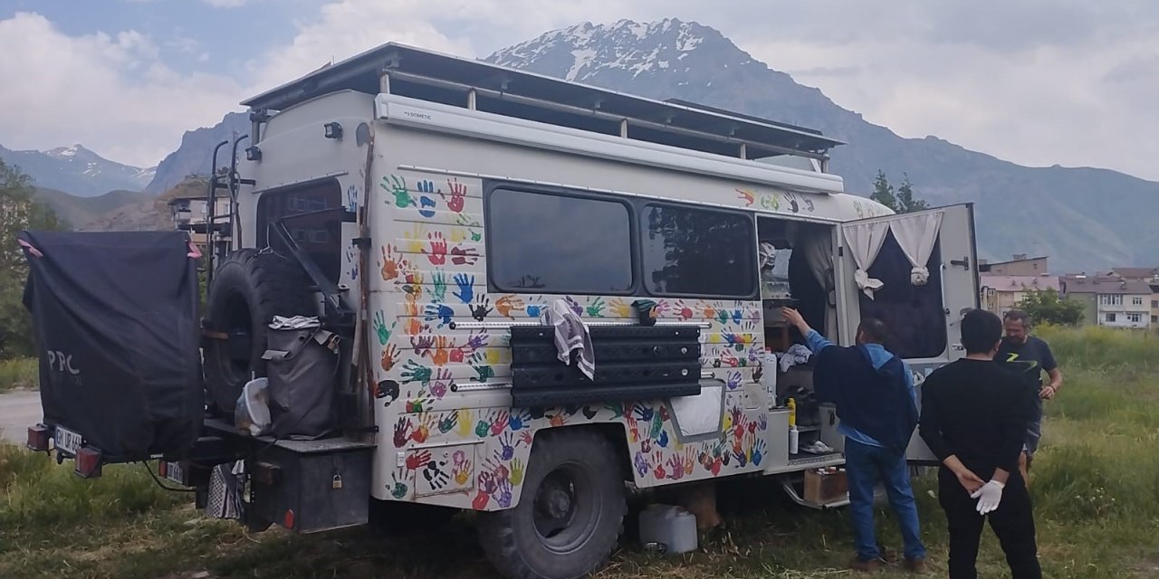 Hakkari'de renkler buluştu:Turistler, kamp kurarak kültürel zenginliklerini keşfediyor