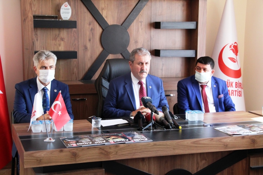 BBP GENEL BAŞKANI DESTİCİ: ''SANKİ ELİNİ KOLUNU SALLAYAN ÜLKEYE GELİYORMUŞ GİBİ BİR İKİ KANALDAN GÖRÜNTÜ GEÇİLİYOR''