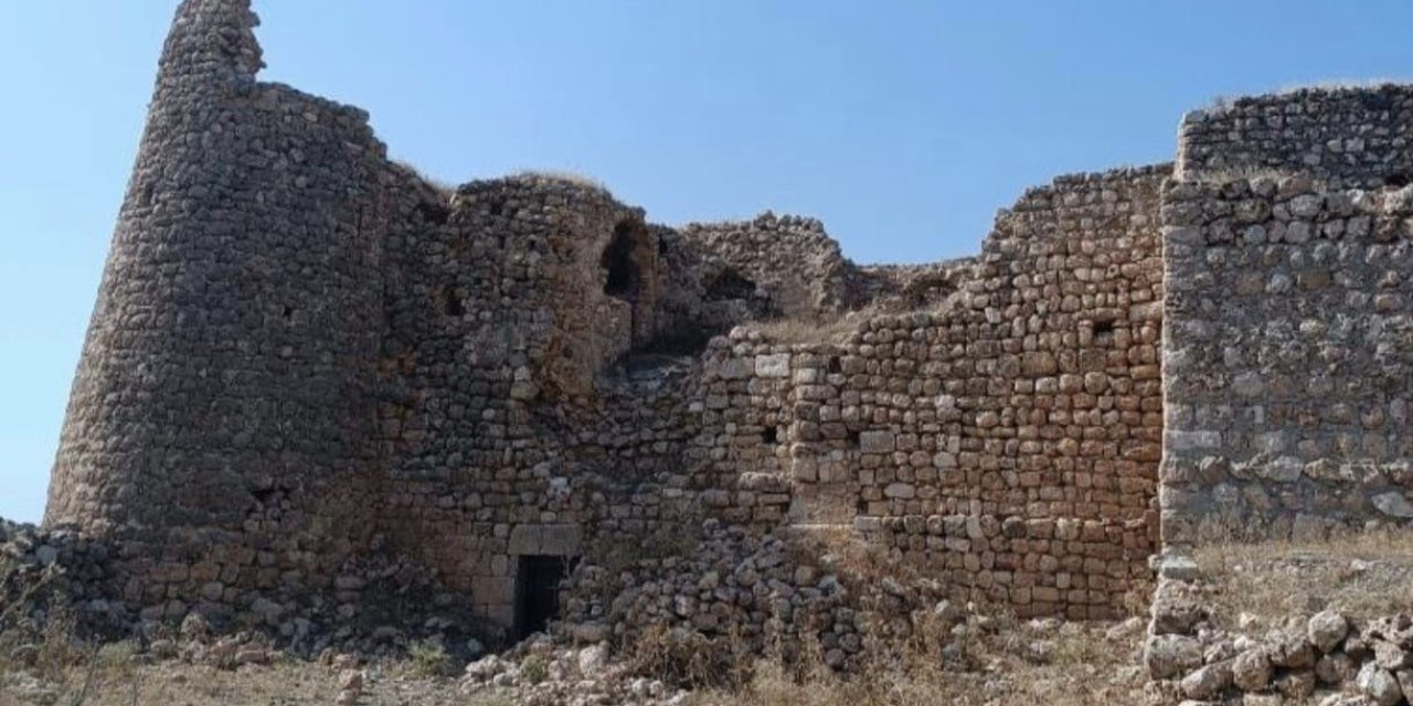 İdil’in Başak Köyünde yıkılmaya yüz tutan Tarihi Kilise restore edilmeyi bekliyor