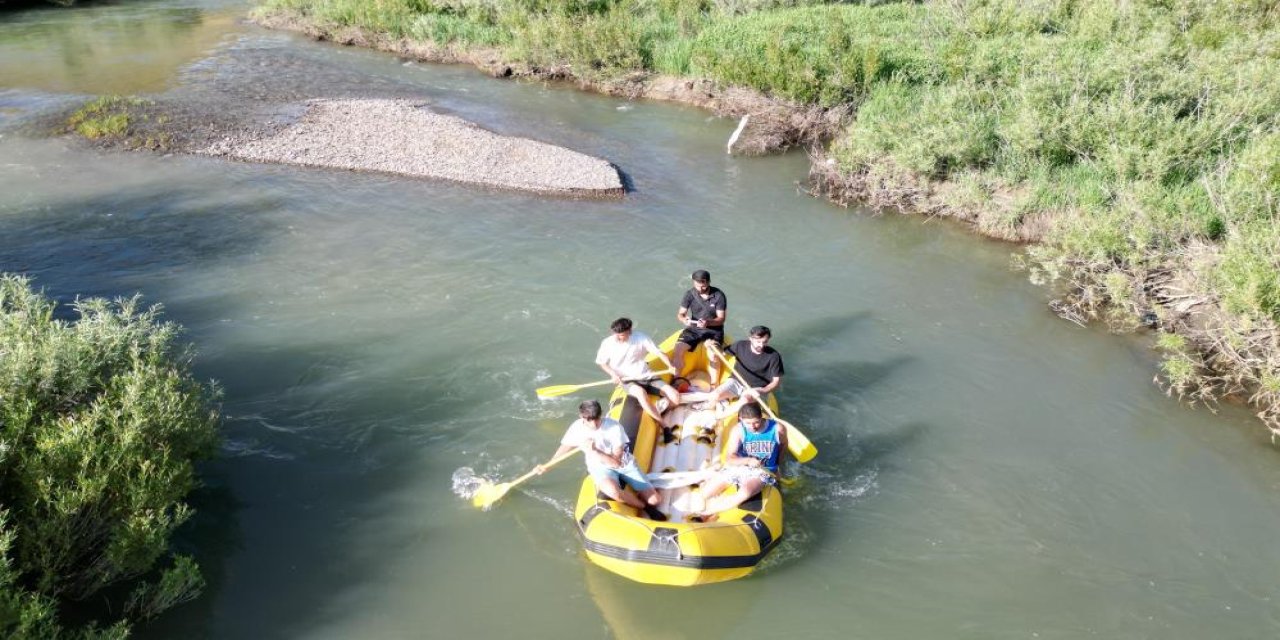 Beytüşşebaplı Sporcular, 35 Kilometrelik Mendereslerde Rafting Yaptı