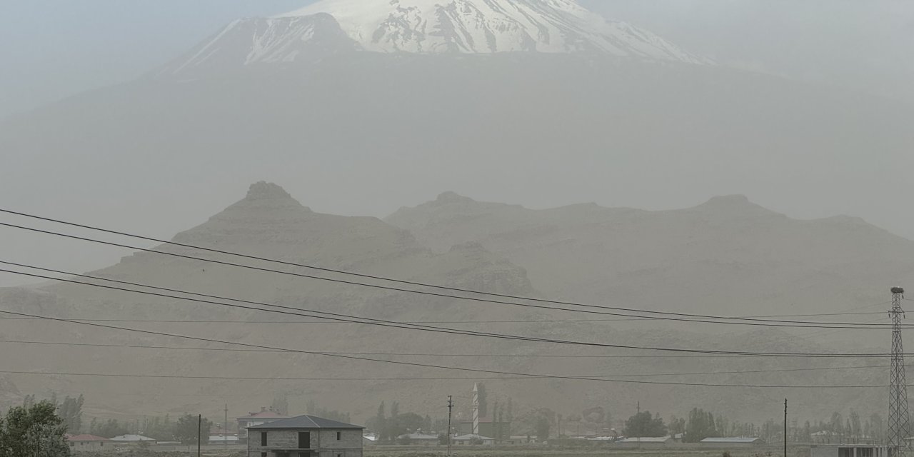 Ağrı Dağı eteklerinde  toz bulutu oluştu